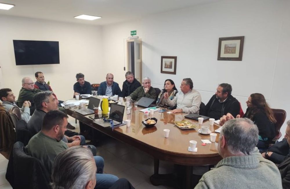Los representantes de las entidades que integran la Mesa de la Producción y el Empleo se reunieron con el superintendente de Irrigación, Sergio Marinelli, para analizar el anteproyecto del Código de Aguas. Foto: Gentileza