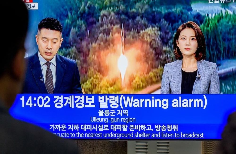 Un noticiero surcoreano anuncia el lanzamiento de un misil balístico de corto alcance por parte de Corea del Norte al mar de Japón en noviembre de 2022.