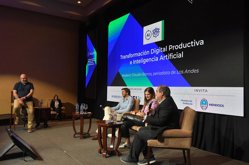 Tomás Moyano (CTO & COO de Ticmas), Vanessa Taiah (cofundadora de Mind Hub) y Rodolfo Giro (cofundador de Interbrain) hablaron sobre Transformación Digital e Inteligencia Artificial en un panel moderado por el periodista Claudio Barros.
