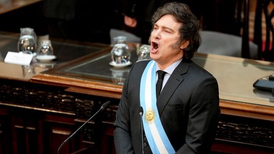El presidente de Argentina, Javier Milei, canta el himno nacional en su comparecencia ante el Congreso para presentar el presupuesto de 2025 en Buenos Aires, Argentina, el domingo 15 de septiembre de 2024.  (AP Foto/Natacha Pisarenko)