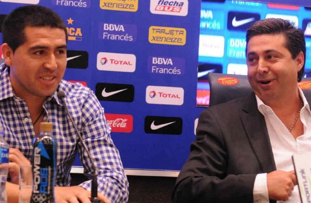 Román Riquelme y Daniel Angelici, en otras épocas. ¿Volverán a charlar algún día? (Foto: Fotobaires / Archivo).