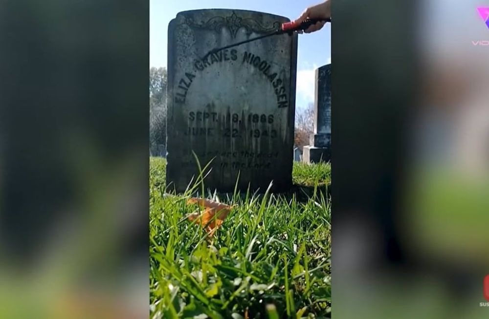 La mujer de 41 años ha estado yendo al cementerio Longwood de Bedford con unos cuantos cepillos de cerdas suaves y mucha agua para limpiar lápidas.