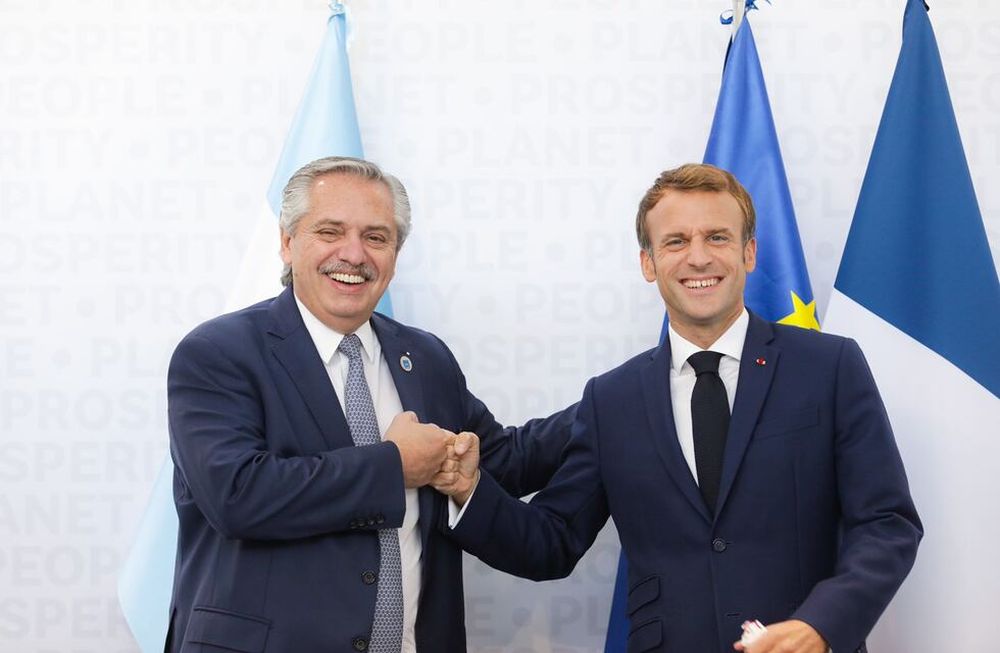 Alberto Fernández junto a Emmanuel Macron en el G20 Foto Presidencia