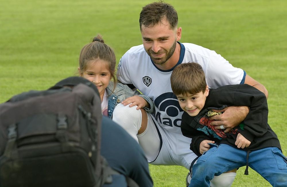 Diego Tonetto fue una de las figuras en el triunfo de Independiente frente a Quilmes, luego del partido, el jugador posó junto a sus hijos. Foto: Orlando Pelichotti