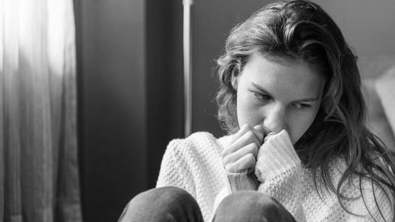 Horóscopo: los tres signos del zodíaco que sufren en silencio