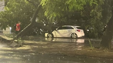 En apenas una hora y media, el agua acumulada alcanzó hasta 80 milímetros en algunas zonas de Córdoba, provocando el ingreso del agua a viviendas.