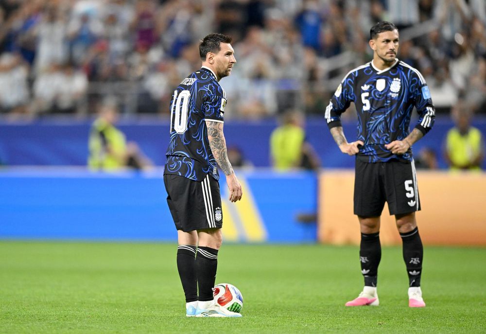 Lionel Messi se prepara para tirar un tiro libre durante el juego entre Argentina y Jordania en el marco de la FIFA World Cup 2026 disputado en Dallas, USA.