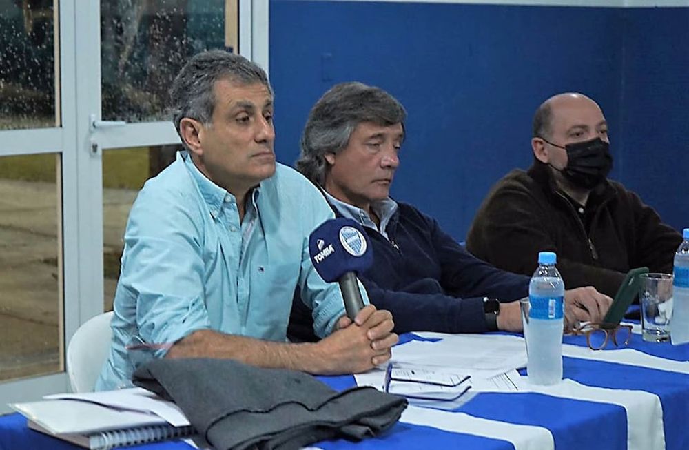 Reunión. El lunes por la noche, en la sede del club, la actual Comisión Directiva dialogó con un numeroso grupo de socios.