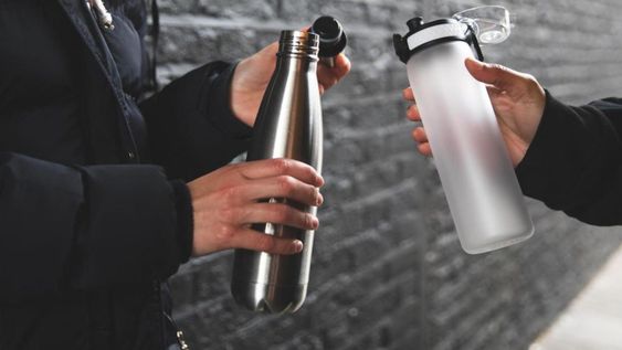 Las bacterias viven en tus botellas reutilizables.