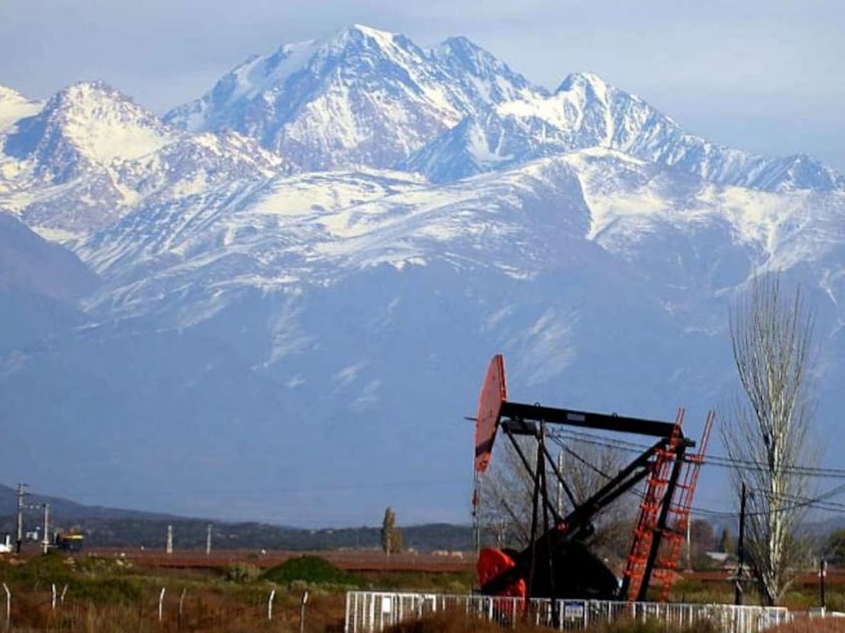 En julio habría novedades sobre el proceso de venta de las áreas convencionales maduras por parte de YPF. Foto: Marcelo Rolland / Los Andes