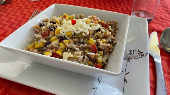 Esta ensalada es perfecta para comer sano, lleno de proteínas y rendidor.
