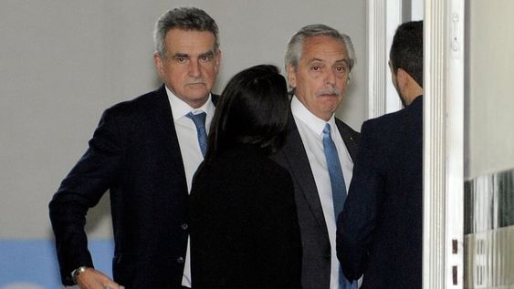 El presidente Alberto Fernández y el jefe de gabinete Agustín Rossi llegaron juntos a la mesa política del Frente de Todos. Foto: Clarín