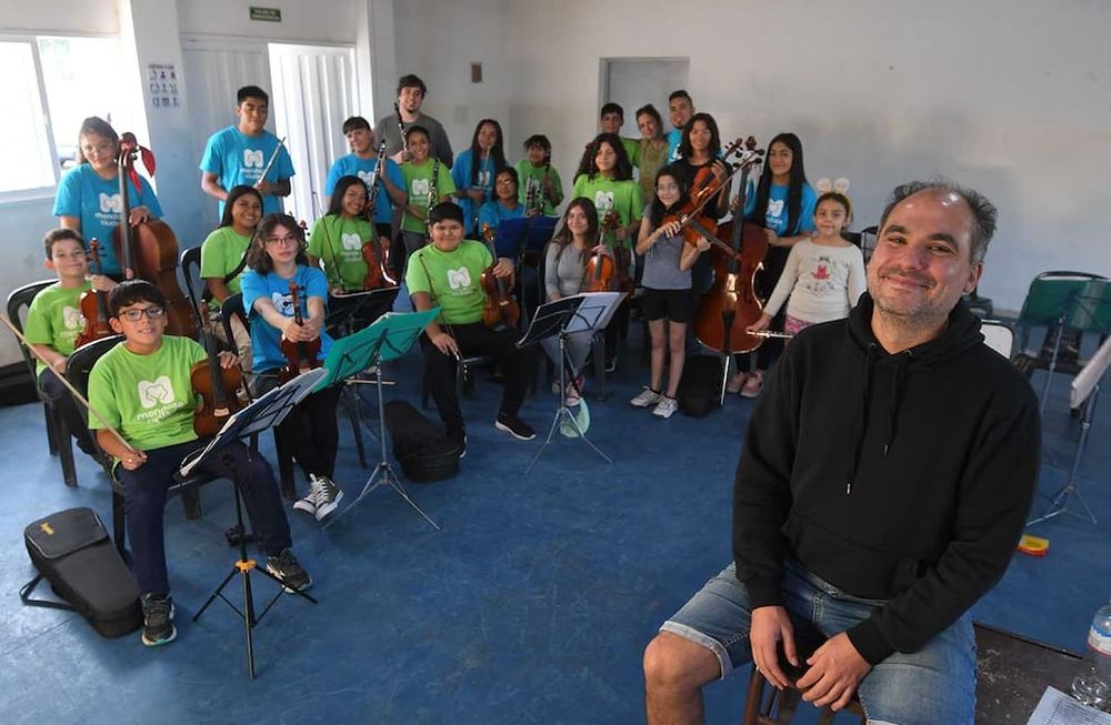 Orquesta pequeños grandes músicos del pedemonte, integrada por niños, jóvenes y adultos que participaron en un concurso de música y obtuvieron un bandoneón como premio.Patricio Ibire es el director de la orquestaFoto : José Gutierrez / Los Andes