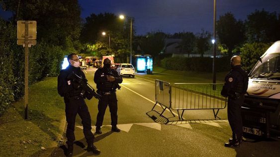 Agentes de la policía francesa montan guardia en la calle donde el atacante fue asesinado a tiros por policías después de que decapitara a un hombre