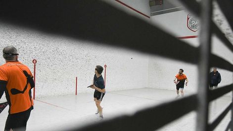 Los Andes | Los clubes sociales de barrios, siguen funcionando gracias a sus socios que cada noche concurren para pasar un momento con amigos jugando a las bochas o distintos deportes y juegos de azar.El club Villa Emilia de Godoy Cruz, los socios pueden disfrutar d