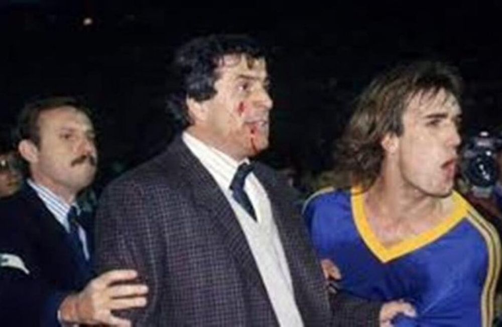 Se cumplen 29 años de la bochornosa semi entre Boca y Colo Colo que terminó 120 detenidos