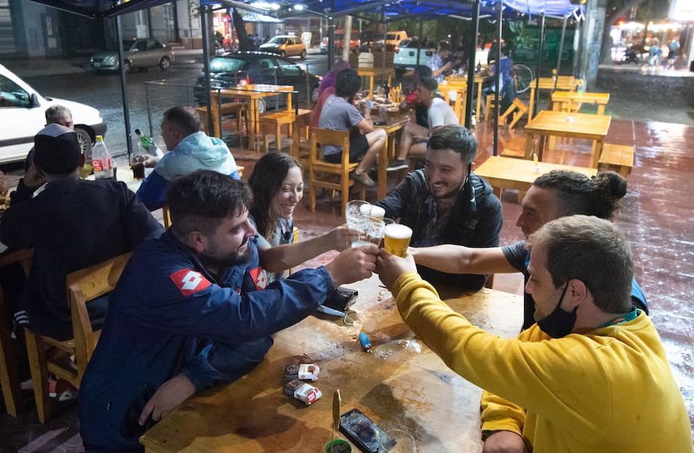 Decenas de bares y restaurantes se instalaron con fuerza en los últimos meses y son un imán para los vecinos / Mariana Villa