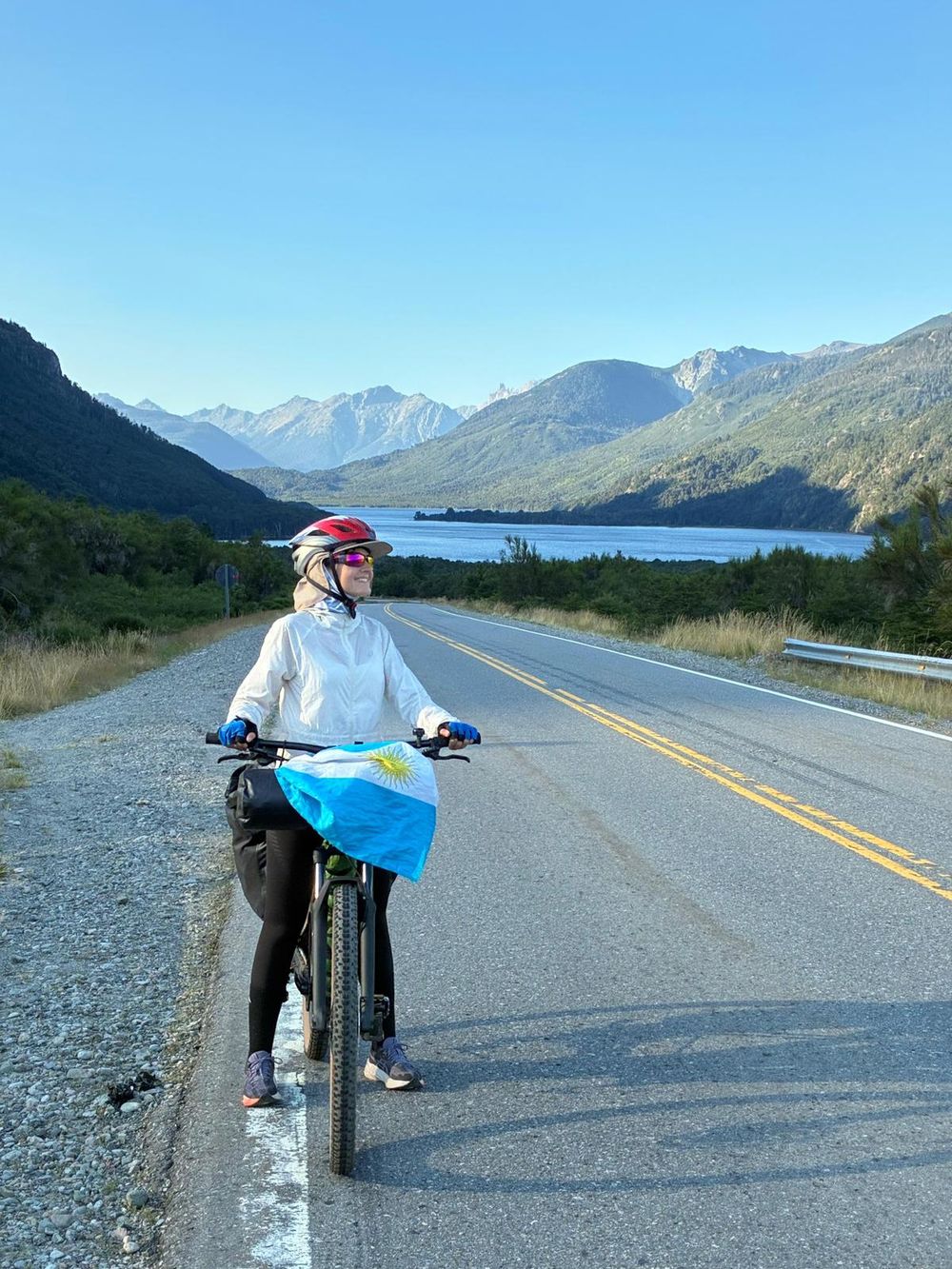 Dejó todo, se fue a trabajar a un centro de esquí en Francia y recorre el mundo entre las montañas y la bici