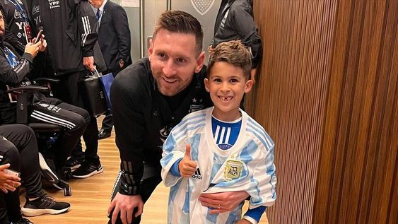 El goleador de Boca se acercó al vestuario de la Selección Argentina y varios de sus excompañeros, entre ellos Leo, se fotografiaron junto al pequeño Felipe. / Gentileza.