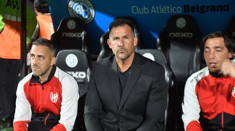 Los Andes | El ex técnico de Instituto Diego Dabove en el partido contra Belgrano en Alberdi