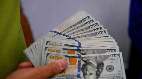 Las tasas de interés inferiores a la inflación son un atractivo para quienes solicitan los créditos, pero sin un destino específico para ellos, en ocasiones se convierten en ahorros dolarizados.
