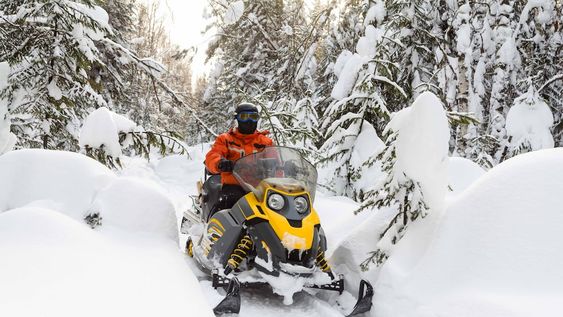 La ascensión al volcán Copahue en moto de nieve no exige conocimientos previos ni supone grandes dificultades, ya que fue planeado para que puedan participar personas de todas las edades.