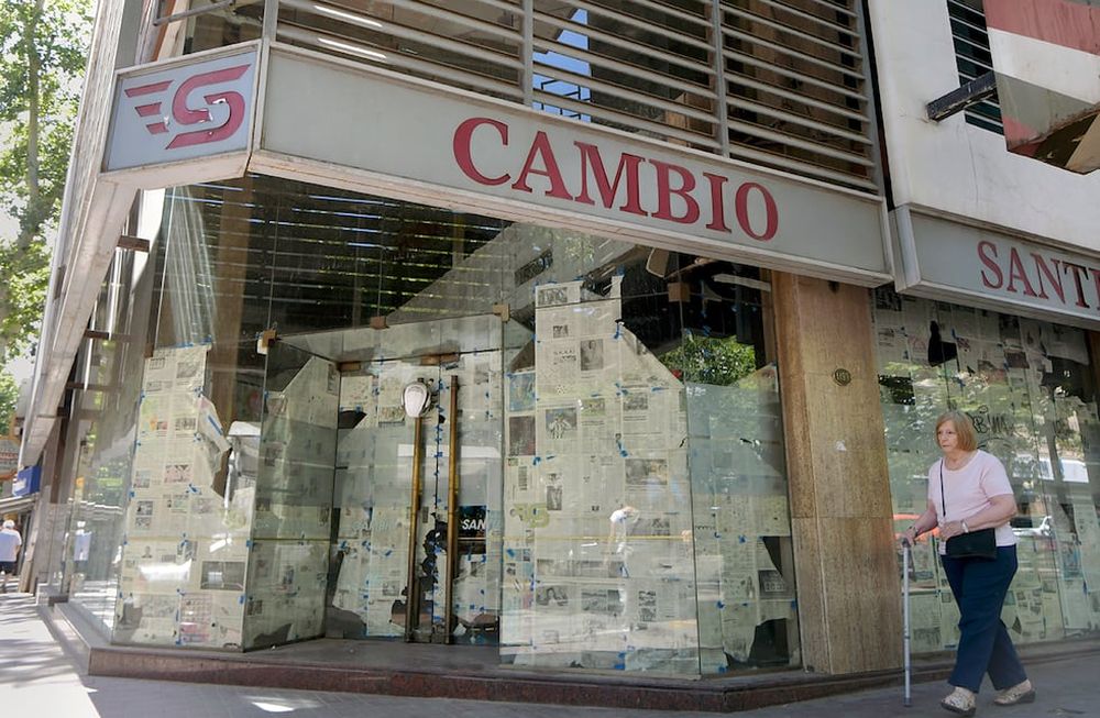 Se abrirá una cadena de comidas en ex Casa Santiago En estos días se tiene previsto la apertura de una casa de alimentos y bebidas, en Catamarca y San Martín de Ciudad, donde funcionó por años Casa de Cambio Santiago /  Foto: Orlando Pelichotti