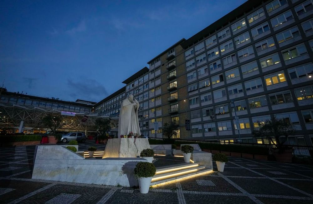 Una estatua del fallecido papa Juan Pablo II frente a las habitaciones del hospital generalmente utilizadas cuando un papa es hospitalizado en el Hospital Gemelli, de Roma.