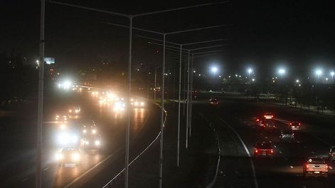 Los Andes | Un tramo del Acceso Sur sin iluminación, hasta la Avenida Juan José PasoFoto: José Gutierrez / Los Andes