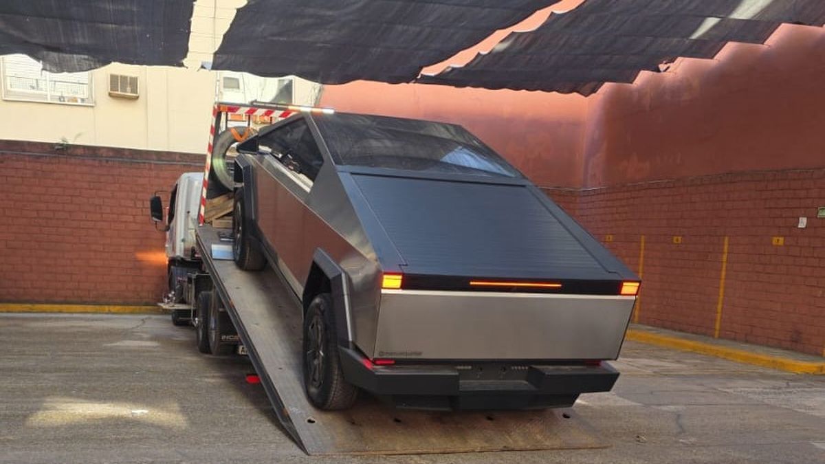 De Miami al Congreso y de ahí a Jujuy en grúa: el accidentado viaje del Tesla del diputado de LLA