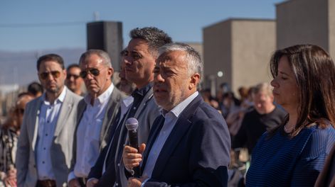 El gobernador Alfredo Cornejo ratificó su apoyo al presidente Javier Milei en una entrega de viviendas de Guaymallén.