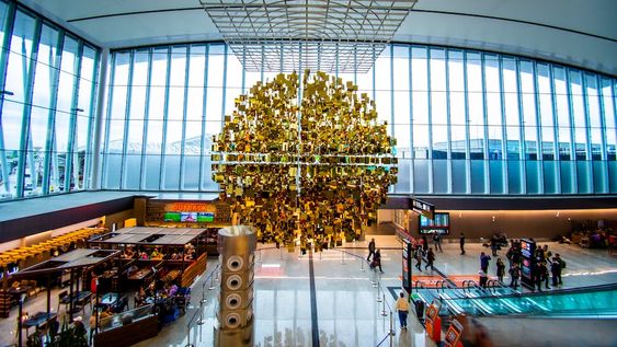 Montaje de la nueva obra de Julio Le Parc dentro de la Nueva Terminal del Aeropuerto de Ezeiza. El montaje estuvo a cargo de su hijo Yamile Leparc. 25 de abril de 2024