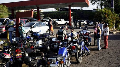 Colas de tres días para cargar nafta en Venezuela