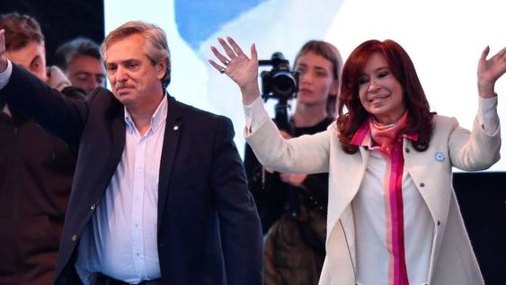 Las convulsiones de la crisis han puesto en tensión el experimento inédito con el cual el oficialismo accedió al gobierno: un Presidente designado por su Vice.