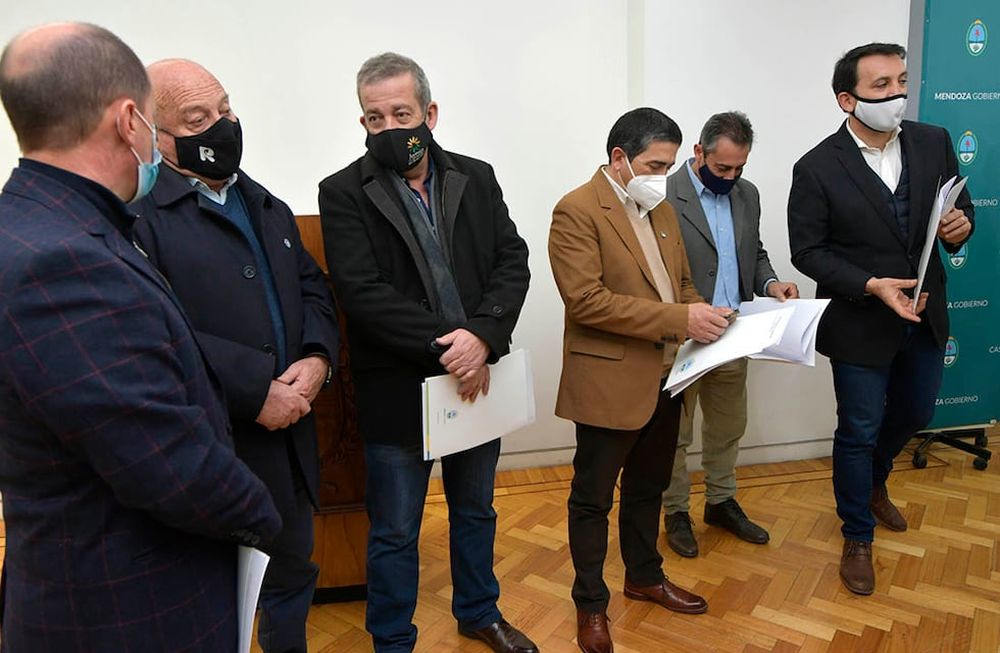 Los intendentes se reunieron en Casa de Gobierno y analizan la posibilidad de pedir pasaporte sanitario en sus comunas. Foto: Orlando Pelichotti  / Los Andes