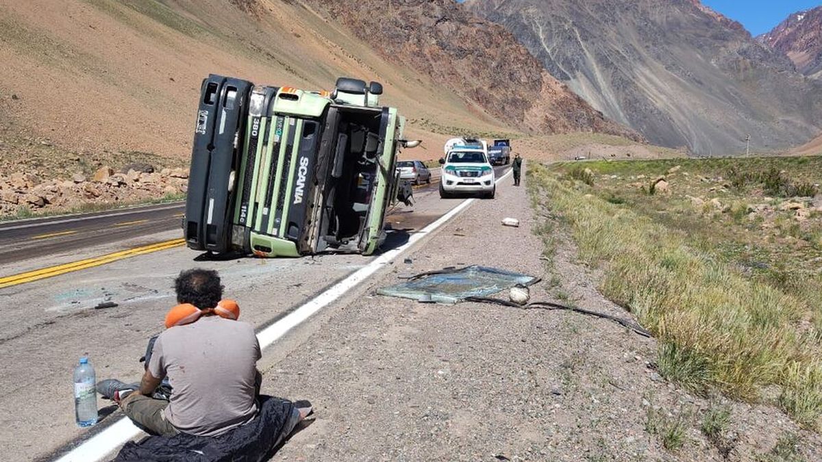 Volcó en la ruta 7 una grúa que iba a buscar a un camión que había ...
