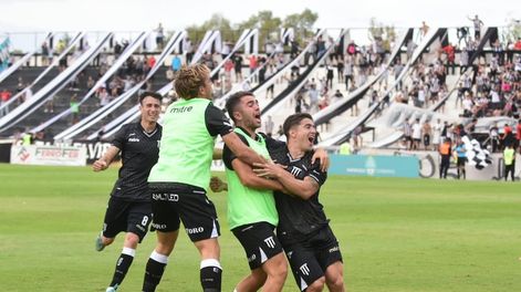 Golazo. Fernando Bersano pone en ventaja a Gimnasia con un hermoso tiro libre. / Mariana Villa (Los Andes).