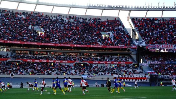 Acusan que ingresaron 20 mil personas más de las permitidas al Monumental. Pero el presidente dice que fueron 787 hinchas demás.