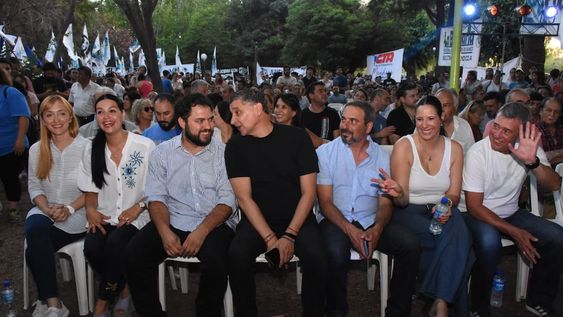 Martín Hinojosa, entre Sergio Giménez (La Bancaria) y Marisa Uceda, en la primera fila del PJ en la asunción de autoridades. Foto: Mariana Villa / Los Andes