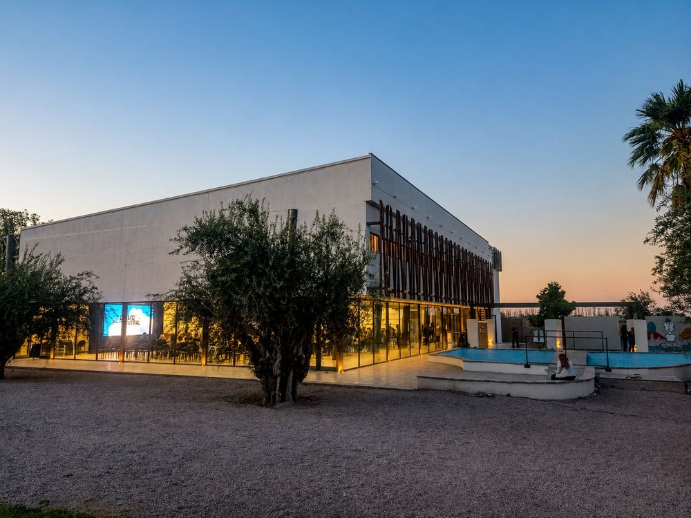 Un proyecto de arquitectura en Cruz de Piedra combina el rescate patrimonial de una casona del siglo XIX con la incorporación de auditorios contemporáneos de estructura metálica.