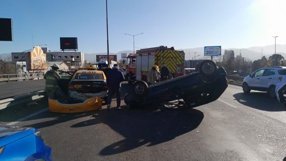 Un choque múltiple terminó con el vuelco de un auto y complicó el tránsito en el Acceso Este
