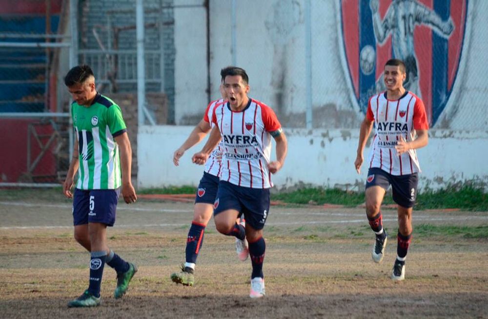Sebastián Carrasco grita con todo el segundo gol de Talleres, sólido líder del grupo 1. / Gentileza: Andrés Arequipa.