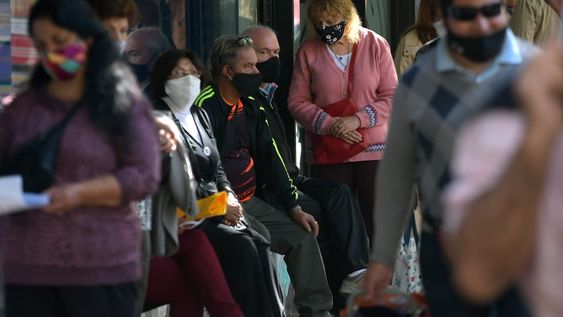 En septiembre se activa la fórmula de movilidad, con la que se determina la actualización de las jubilaciones, pero hasta entonces, el Gobierno determinó el pago de un bono de $5.000 para los que menos cobran. Foto: Orlando Pelichotti / Los Andes