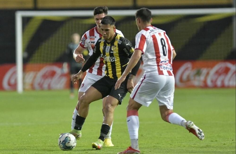 Peñarol empató con River Plate de Montivideo y benefició a Nacional.