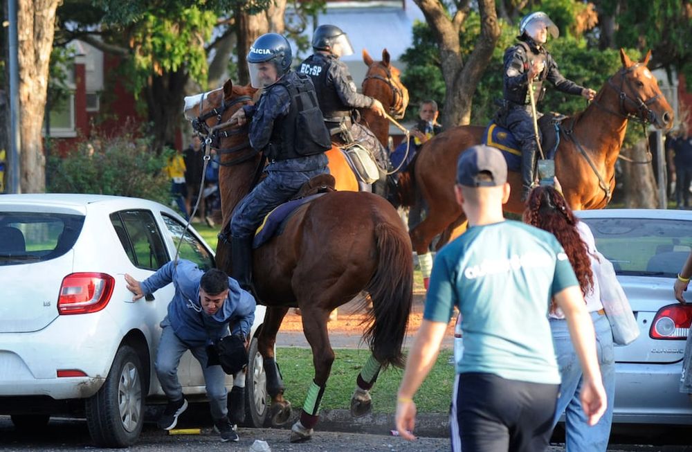 Hinchas de Rosario Central se enfrentan con la policía afuera del estadio Gigante de Arroyito antes del partido de vuelta de la fase de grupos de la Copa Libertadores entre Rosario Central y Atlético Mineiro de Brasil en Rosario. Foto: Marcelo Manera / AFP