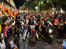Cientos de personas se movilizaron en contra de los cortes y en defensa a la democracia.&nbsp;