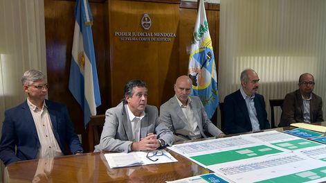 Los Andes | Presentan boletas únicas para las elecciones 2023esta mañana en el Poder Judicial se mostraron las boletas. El Secretario de la Junta Electoral Jorge Albarracín, junto a Víctor Ibáñez dieron los detalles técnicosFoto : Orlando Pelichotti