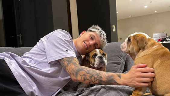Alejandro Garnacho y una generosa recompensa para la fanática que encontró a sus perros.