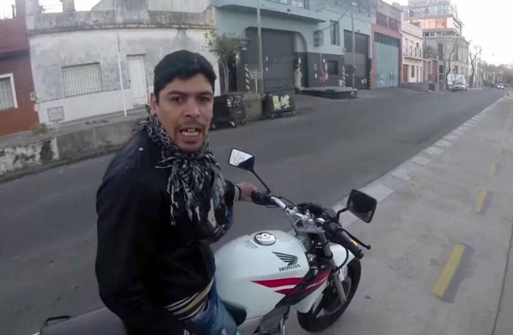 El “motochorro” que asaltó al turista canadiense recuperó la libertad