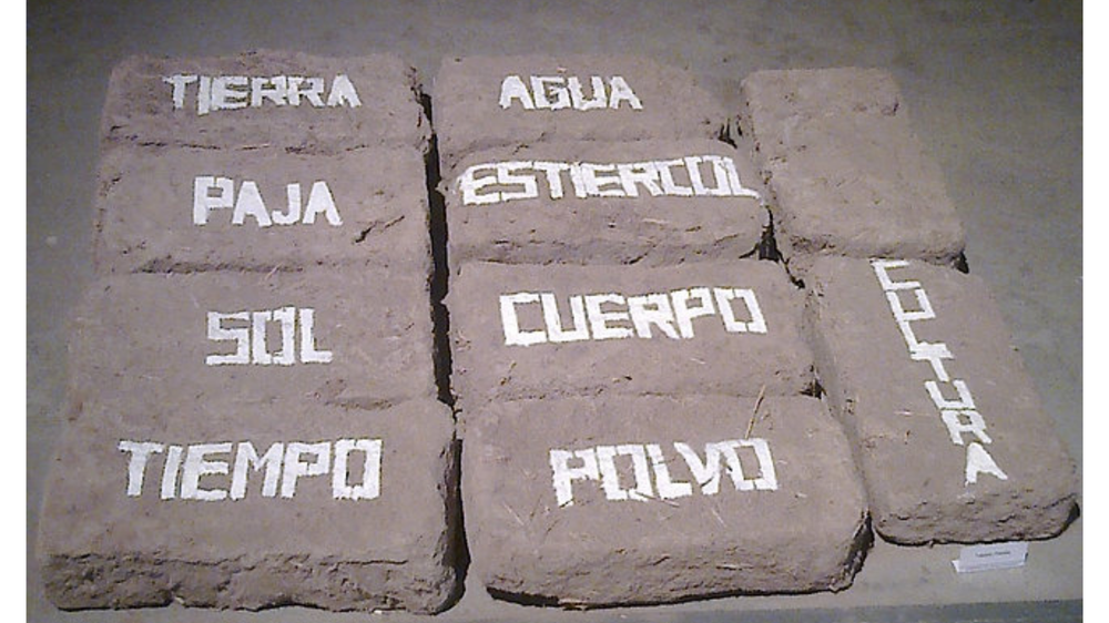 Parte de la obra de Fabiana Pereira que trabaja en la memoria del adobe y su revalorización histórica.
